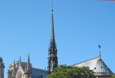 La flèche de la cathédrale Notre-Dame de Paris en avril 2011 © Photo LudoSane