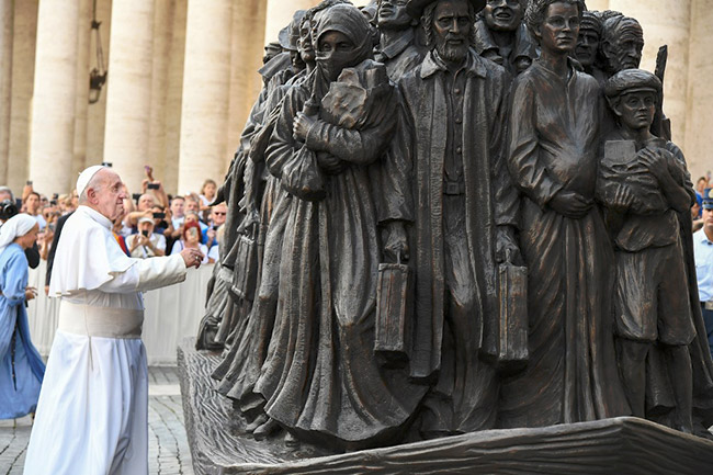 Au Vatican, Le Pape A Inauguré Une Statue En Hommage Aux Migrants