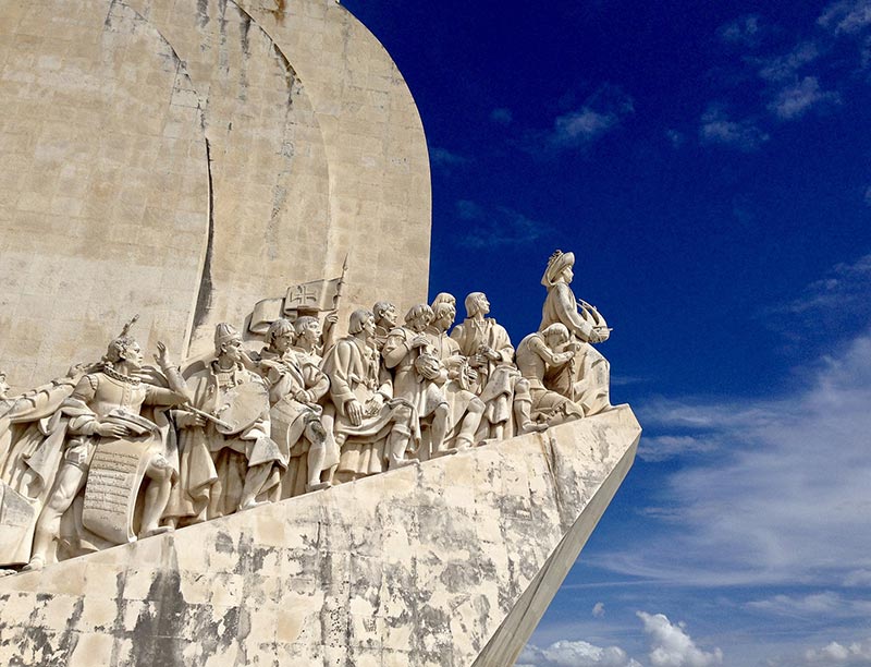 um monumento celebrando o império colonial vandalizado