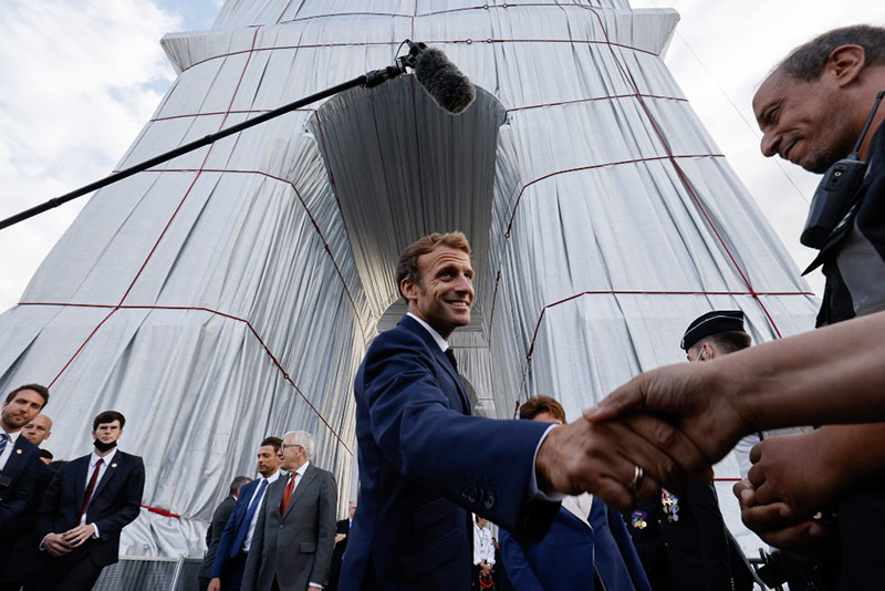 Macron Inaugure L'Arc De Triomphe Empaqueté