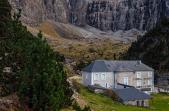 L'Hôtel du Cirque de Gavarnie avec la cascade en arrière-plan, parc national des Pyrénées, Occitanie. - Crédit : Moahim