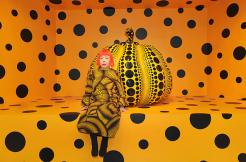 Yayoi Kusama et l'une de ses citrouilles, 2010. - Crédit : Yayoi Kusama