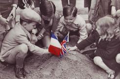 Elèves préparant la visite du président français Lebrun pour l'inauguration du Lycée Français et de l'Institut français du Royaume-Uni en 1939, photographie colorisée. - Crédit : Institut Français