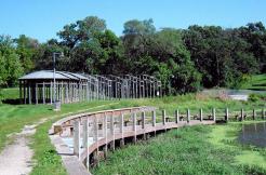 Mary Miss, Greenwood pond: Double Site, 1989-1996, installation au Des Moines Art Center.  - Crédit : Judith Eastburn&nbsp;/ The Cultural Landscape Foundation