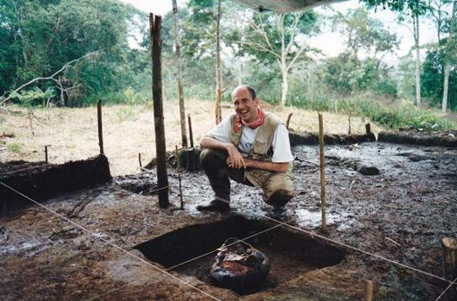 Stéphen Rostain devant une poterie utilisée pour la conservation de la chicha (bière de maïs), sur le site de Sangay, vallée de l'Upano, Equateur. - Crédit : Stéphen Rostain