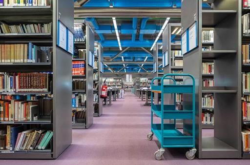 Rayonnages de la Bibliothèque publique d'information (BPI) du Centre Pompidou.  - Crédit : Thomas Guignard, 2019