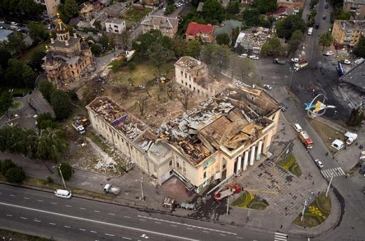 La Maison des Officiers de Vinnytsia détruite par un bombardement russe en juillet 2022. Il s'agit du plus grand centre culturel de cette région d'Ukraine, qui hébergeait une multitude d'événements comme des expositions ou des concerts.  - Crédit : Presidency of Uk