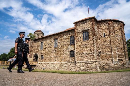 Policiers du comté d'Essex patrouillant devant le château de Colchester en Angleterre. - Crédit : Essex Police