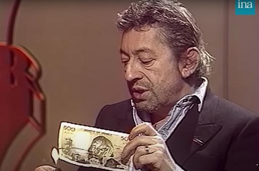 Serge Gainsbourg brûle un billet de 500 francs sur le plateau de l'émission «&nbsp;7 sur 7&nbsp;» en mars 1984. - Crédit : Archives INA&nbsp;/ TF1