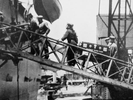 Les caisses sont transportées sur le HMS Suffolk, un croiseur lourd de la Royal Navy. © DR