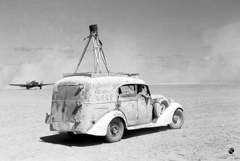 La camionnette de l’Institut Luce dans le désert en Égypte en 1940. © Archivio Luce