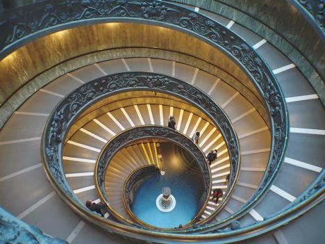 L'escalier de Bramante des Musées du Vatican. © Simyeepeng, Pixabay License https://pixabay.com/fr/photos/vatican-spirale-escalier-4969187/
