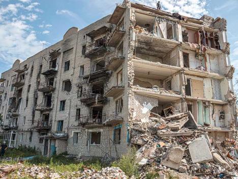 Immeuble détruit suite à une attaque russe dans la ville d'Izum, région de Kharkiv, en Ukraine, en aout 2023. © State Emergency Service of Ukraine