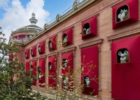 Jiang Qiong Er, Gardiens du temps - L'Origine, 2024, installation sur la façade du Musée Guimet. © Frédéric Berthet
