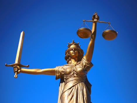 Allégorie de la Justice. © WilliamCho, Pixabay License https://pixabay.com/fr/photos/justice-statue-dame-justice-2060093/