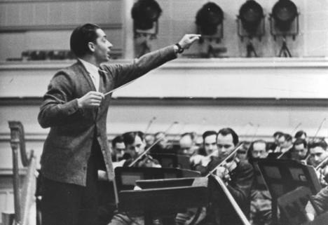 Le chef d'orchestre Herbert von Karajan (1908-1989) en 1941. © Bundesarchiv, Bild 183-R92264 / CC-BY-SA 3.0 https://commons.wikimedia.org/wiki/File:Bundesarchiv_Bild_183-R92264,_Herbert_von_Karajan.jpg?uselang=fr