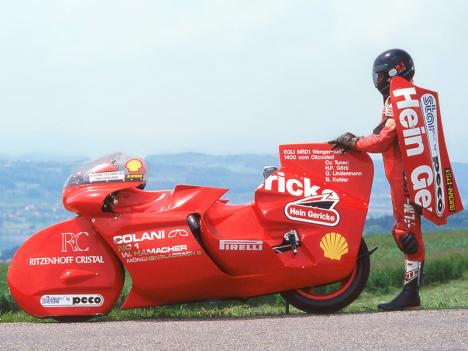 Luigi Colani & Fritz Egli, MDR-1, moto de course, 1986, acier et plastique renforcé de fibres de verre, 80 x 120 x 260 cm. © Jo Soppa / SIRS
