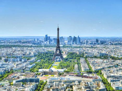 Vue aérienne de Paris avec la Tour Eiffel au centre. © Danor / Pixabay License https://pixabay.com/fr/photos/paris-tour-eiffel-horizon-ville-7294575/