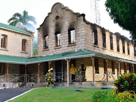 Le bâtiment des archives détruit par l'incendie. © Barbados Today