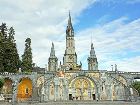 Mosaïques réalisées par Marko Rupnik sur la façade de la basilique Notre Dame du Rosaire à Lourdes. © Dennis Jarvis, 2014, CC BY-SA 2.0