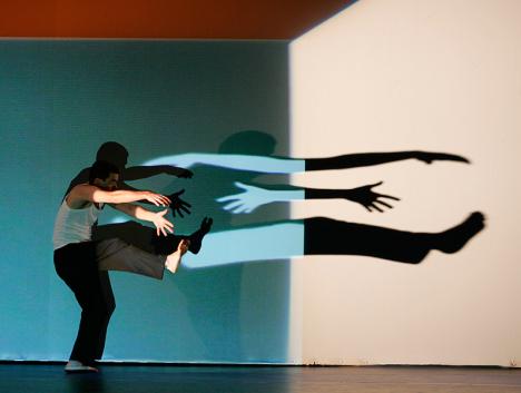 Solo, danseur Philippe Decouflé, création 2003. © Laurent Philippe