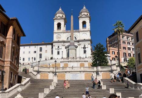 Église de la Sainte-Trinité-des-Monts à Rome, Italie © Chabe01, 2021, CC BY-SA 4.0