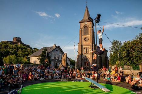 League and Legend, spectacle de la compagnie 15feet6 joué à Murol dans le cadre du festival Saint Nectaire Vallée Verte en 2023. © Pierre Soissons