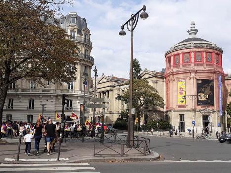 Manifestation devant le musée Guimet, 21 septembre 2024 © Photo Olympe Lemut pour LeJournaldesArts.fr