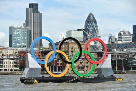 Transport des anneaux olympiques sur la Tamise pour les jeux de Londres en 2012. © Ivan Bandura, CC BY 2.0