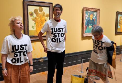 Quelques heures après l’annonce de la condamnation des deux militantes, trois activistes de Just Stop Oil ont aspergé à nouveau deux des Tournesols de Van Gogh à la National Gallery. Photo Jamie Lowe, 27 septembre 2024 - Courtesy Just Stop Oil