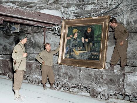 Des soldats américains découvrent le tableau d'Edouard Manet Dans la serre dans une cachette en Allemagne, en avril 1945. © Julius Jääskeläinen (mise en couleur), CC BY 2.0