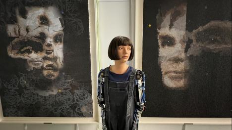 Ai-Da et le portrait d'Alan Turing à droite de l'image. © Sotheby's