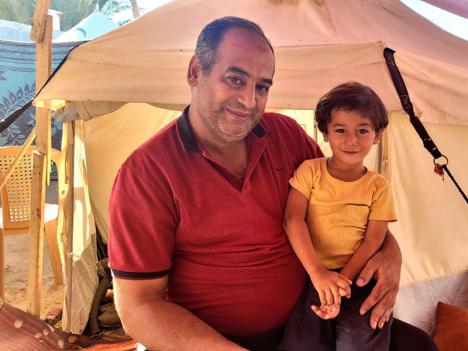 Le journaliste palestinien Rami Abou Jamous et son fils à Deir El-Balah en octobre 2023. © Rami Abou Jamous