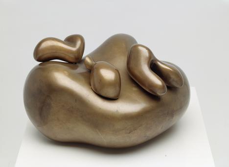 Hans / Jean Arp (1886-1966), Trois objets désagréables sur une figure, 1933, bronze, 23 x 34 x 30 cm. © Stiftung Arp e.V., Berlin / Rolandswerth © Adagp Paris 2024