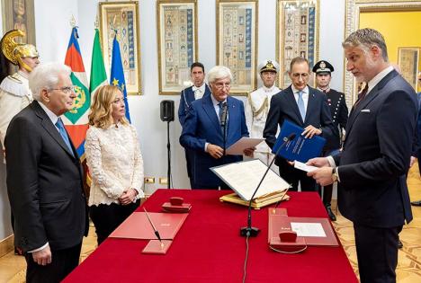 Alessandro Giuli (à droite) prend ses fonctions en prêtant serment au Président de la République italienne, Sergio Mattarella, et en présence de la Présidente du Conseil des ministres, Giorgia Meloni, septembre 2024. © Quirinale 