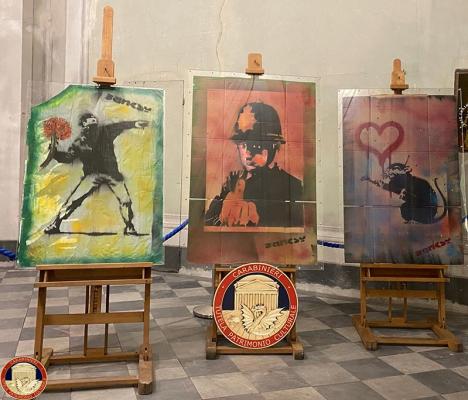 Les faux Banksy saisies par les carabinieri durant l'opération cariatide. © Carabinieri tutela patrimonio culturale