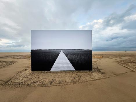 Photographie de Dominique Issermann exposée sur la plage de Deauville. © Ollivier Hersart 