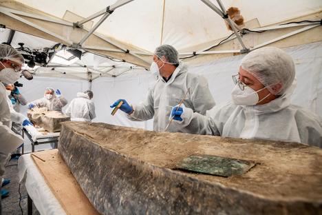 Analyse scientifique des sarcophages en plomb de la cathédrale Notre-Dame de Paris. © Denis Gliksman / Inrap