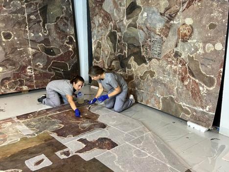 Application de bactéries non abrasives pour le bionettoyage d'une fresque. © Pilar Bosch