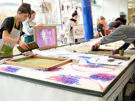 Atelier ennoblissement textile de l’École des Arts Décoratifs, Photo Béryl Libault de la Chevasnerie