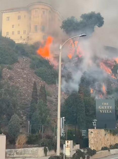 Le feu menace la Villa Getty située dans le quartier Pacific Palisades à Los Angeles © CarvinUpLife / TikTok