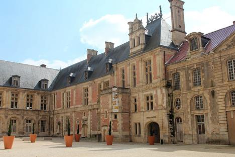 Le Palais archiépiscopal de Sens héberge le musée de la ville. © Chabe01, 2019, CC BY-SA 4.0