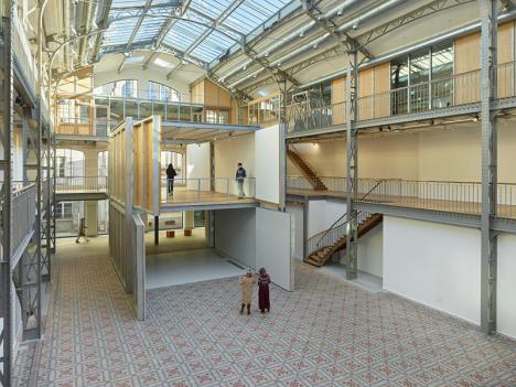 Le grand cube de bois et d’acier imaginé par l’agence Jakob+MacFarlane à l'intérieur du Frac-artothèque Nouvelle-Aquitaine à Limoges. © Roland Halbe