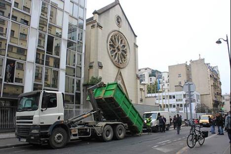 Manifestation et ouvriers devant l'église sainte Rita, Paris XV, lundi 5 octobre 2015 © photo Margot Boutges