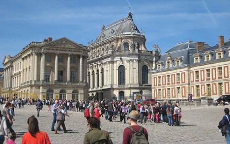 Touristes arrivant au Château de Versailles © Photo Ludovic Sanejouand