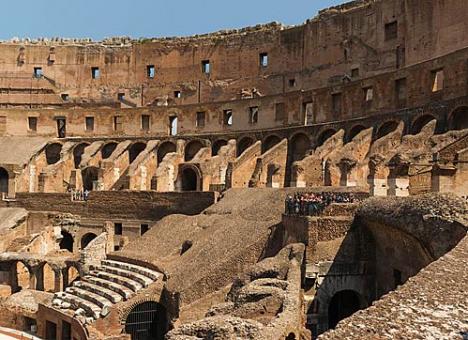 Partie reconstituée des gradins du Colisée, Rome (Italie) © Photo Jebulon - 23 août 2013 - Photo sous Licence Domaine public CC 1.0