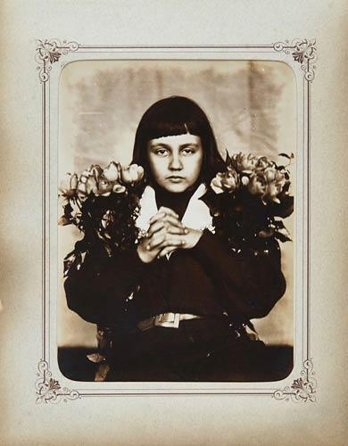 Émile Zola (1840-1902), Jacques (1898 ou 1899) - Études de portraits avec et sans virage, album in-4 oblong, reliure en percaline verte recouverte d'une jaquette en soie à décors de fleurs, composé de 50 épreuves sur papier citrate d'époque contrecollées sur cartons et insérées dans les pages de l'album. Format des épreuves : 22,5 x 16,5 cm - Vente Artcurial du 4 décembre 2017 - Estimation 6 000 / 8 000 € - Préempté à 13 000 € © Photo Artcurial / Emile Zola