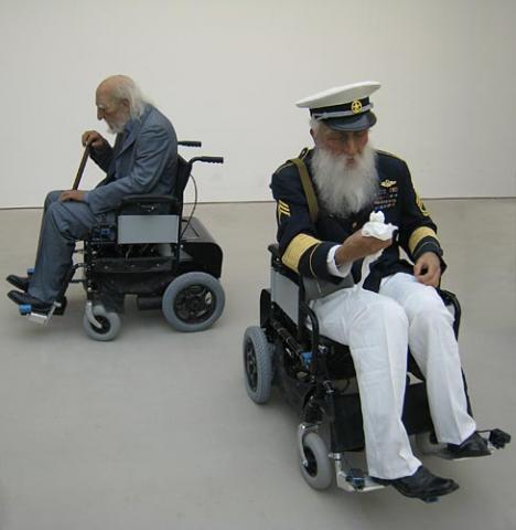 Sun Yuan et Peng Yu, Old Persons Home (2007), 13 sculptures de personnages grandeur nature assis sur des chaises roulantes en mouvement, dimensions variables - Exposé à la Saatchi Gallery en 2008 - © photo Ludovic Sanejouand