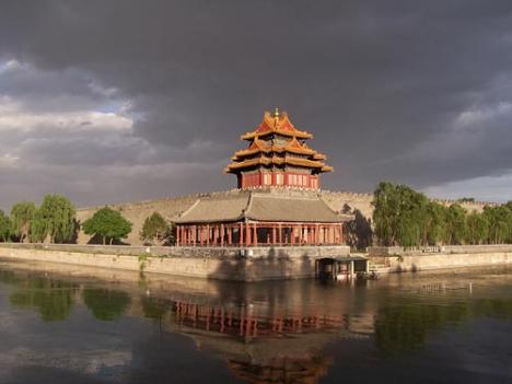 La tour d'angle nord-ouest et les douves de la Cité interdite à Pékin - © photo kallgan - 2006 - Licence CC BY-SA 3.0