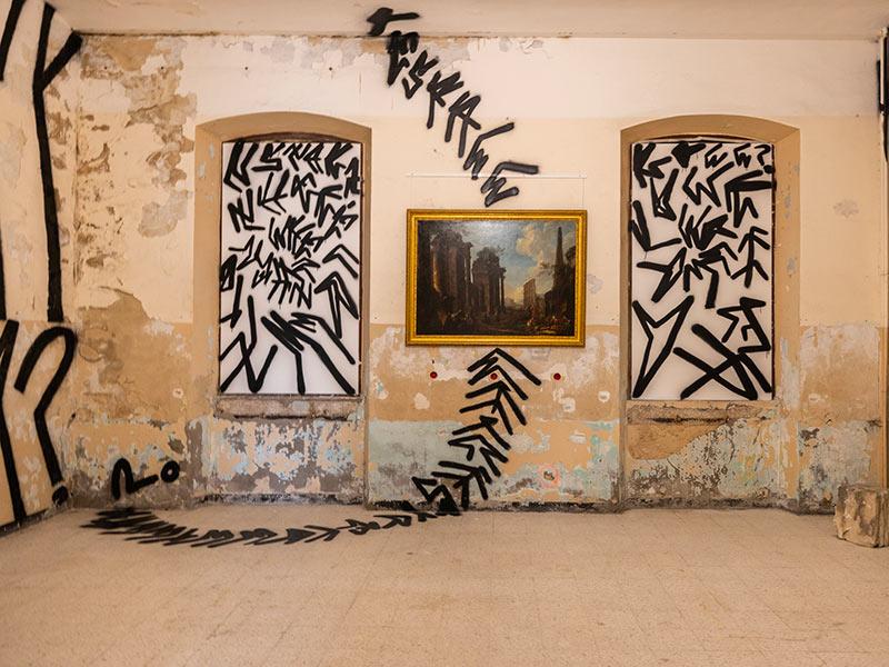 Eneri, Sans Titre, 2024 et toile de Giovanni Paolo Pannini, vue de la Biennale De Renava 2024. © De Renava 